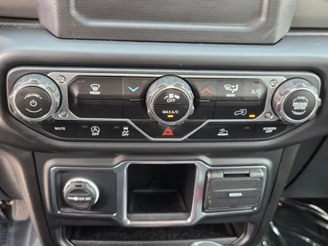 Used 2022  Jeep Sport image 17