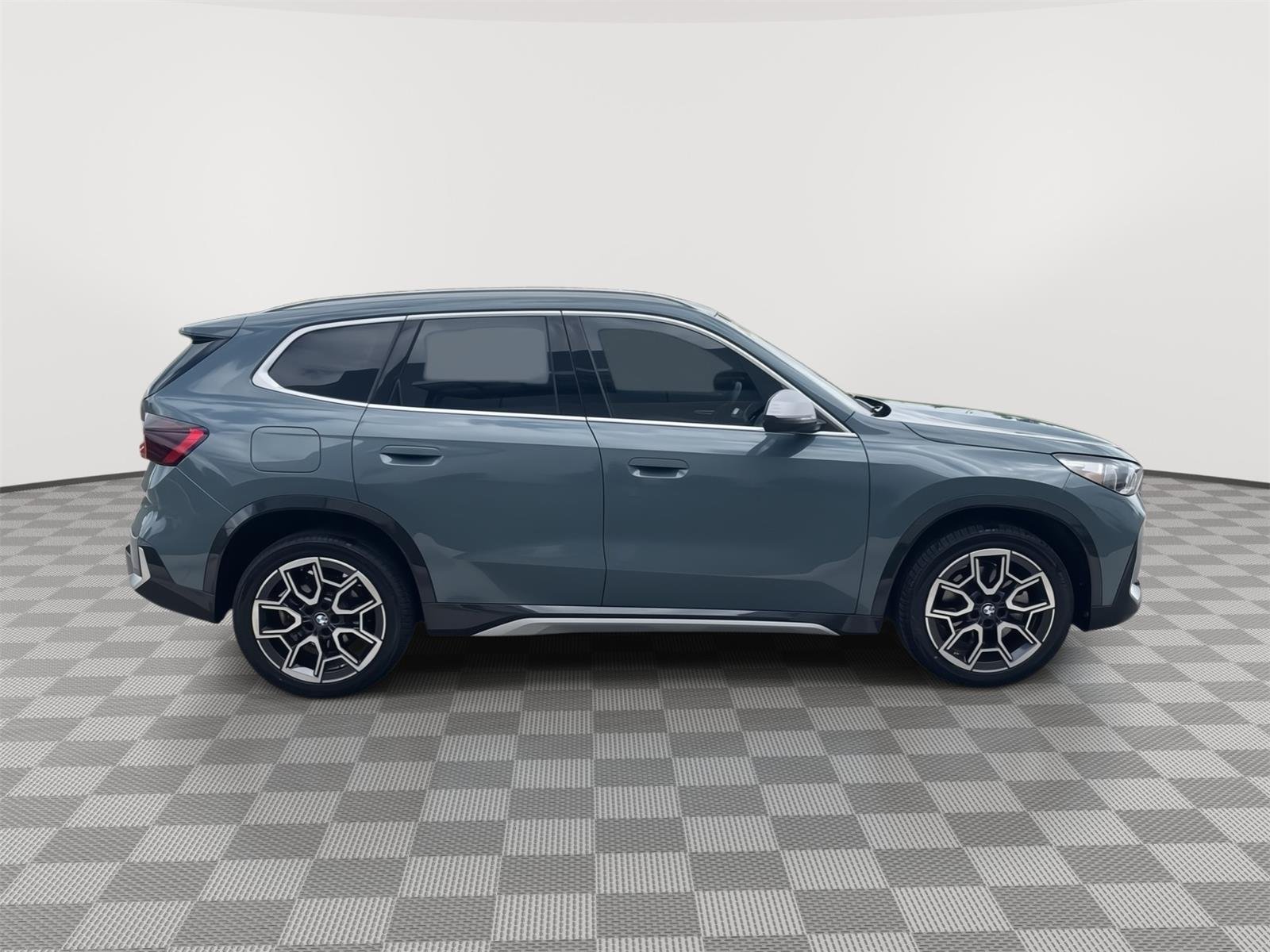 Used 2024 Cape York Green Metallic BMW xDrive28i image 9