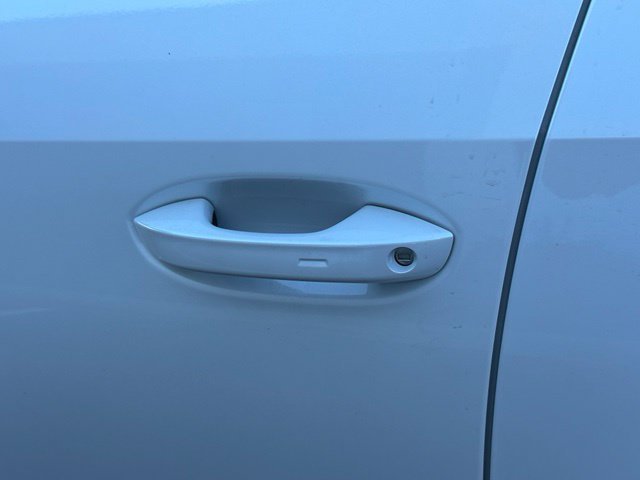 New 2027 White Volkswagen SE w/Technology image 13