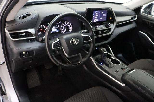 2025 Toyota Highlander LE - Photo 13