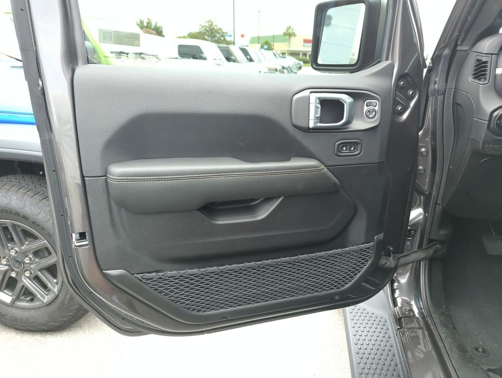 New 2026 Granite Crystal Metallic Clear-Coat Exterior Paint Jeep Sahara image 18