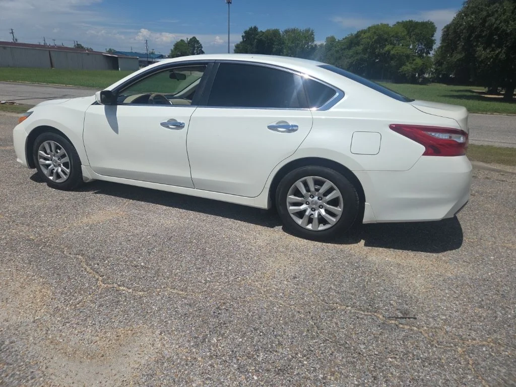 Used 2017 White Nissan 2.5 S image 9