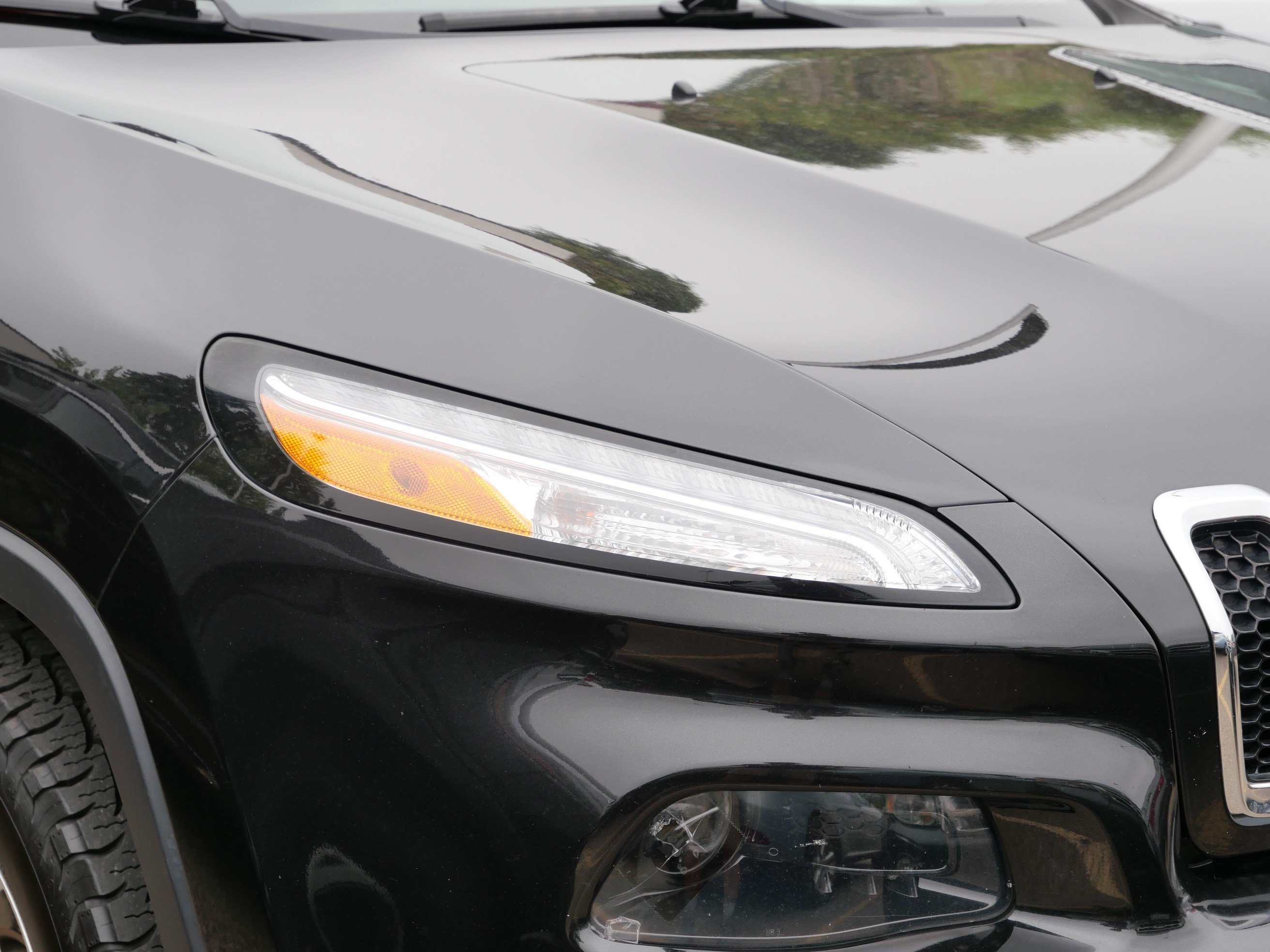 Used 2016 Brilliant Black Crystal Pearlcoat Jeep Latitude image 2