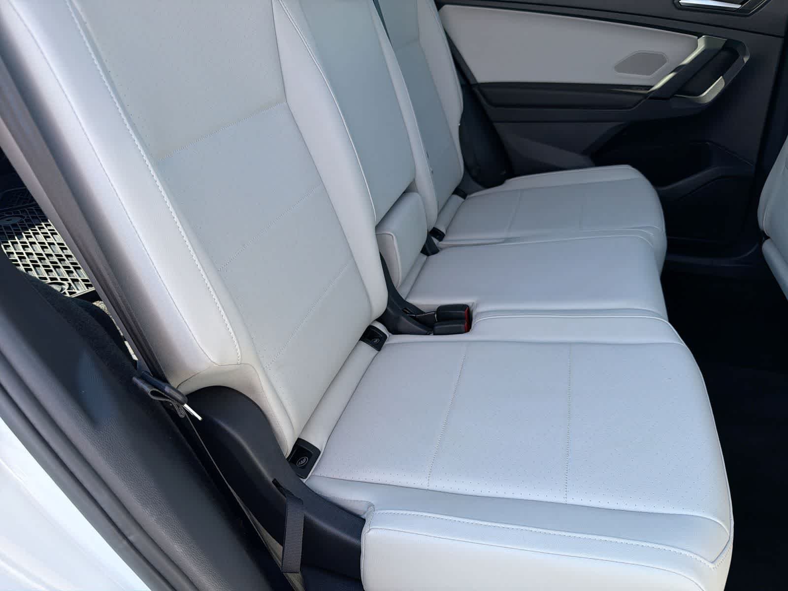 Used 2019 Pure White Volkswagen SE image 21