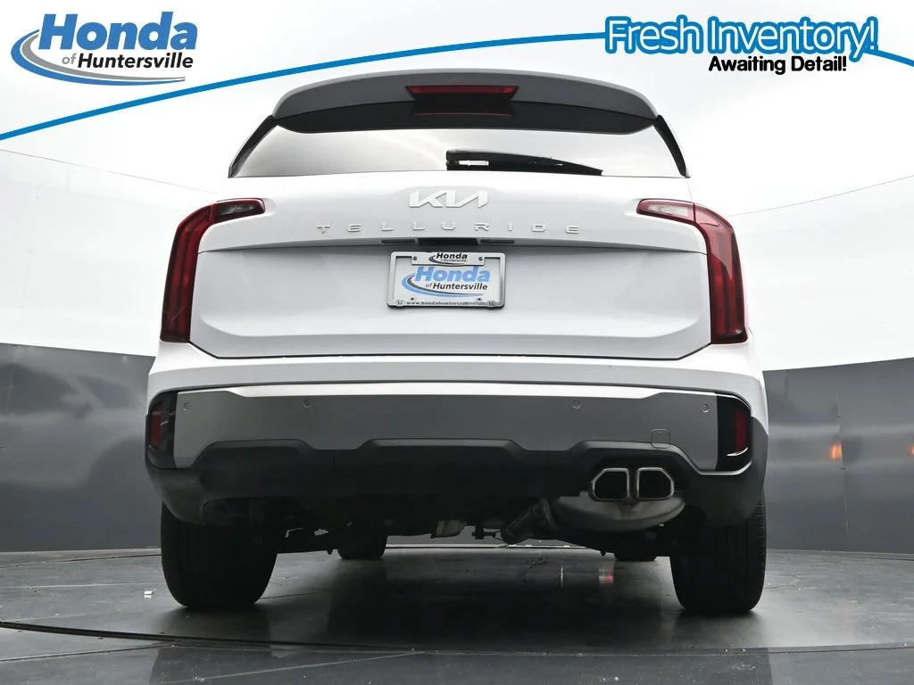 Used 2025 White Pearl Kia S image 32