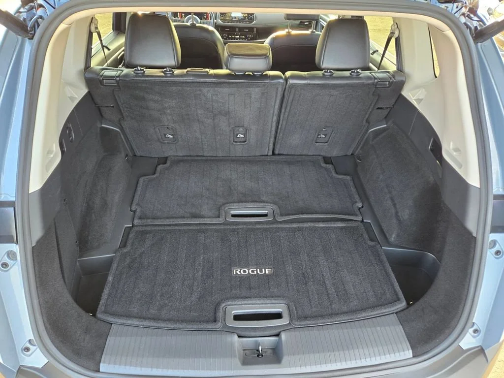 Used 2021 Boulder Gray Pear Nissan Platinum image 13