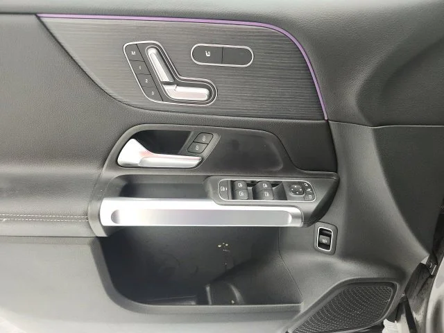 Used 2023  Mercedes-Benz GLB 250 image 11