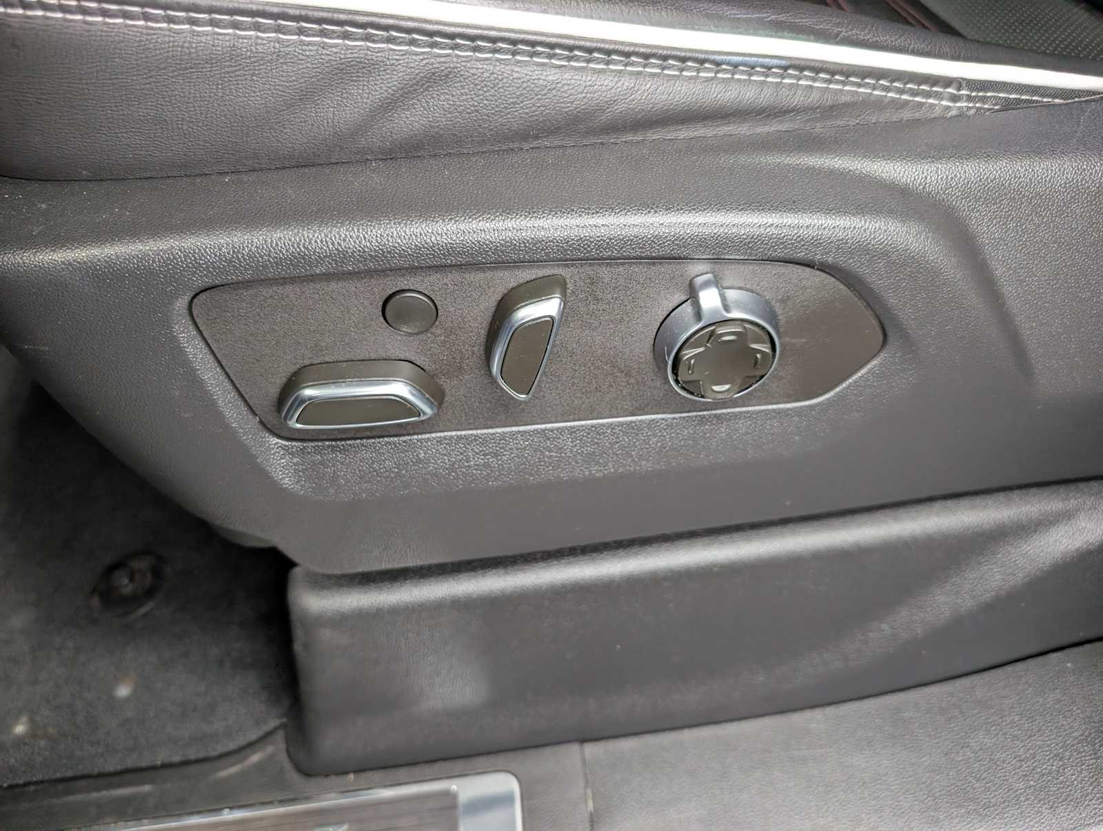 Used 2022 Summit White GMC AT4X image 32