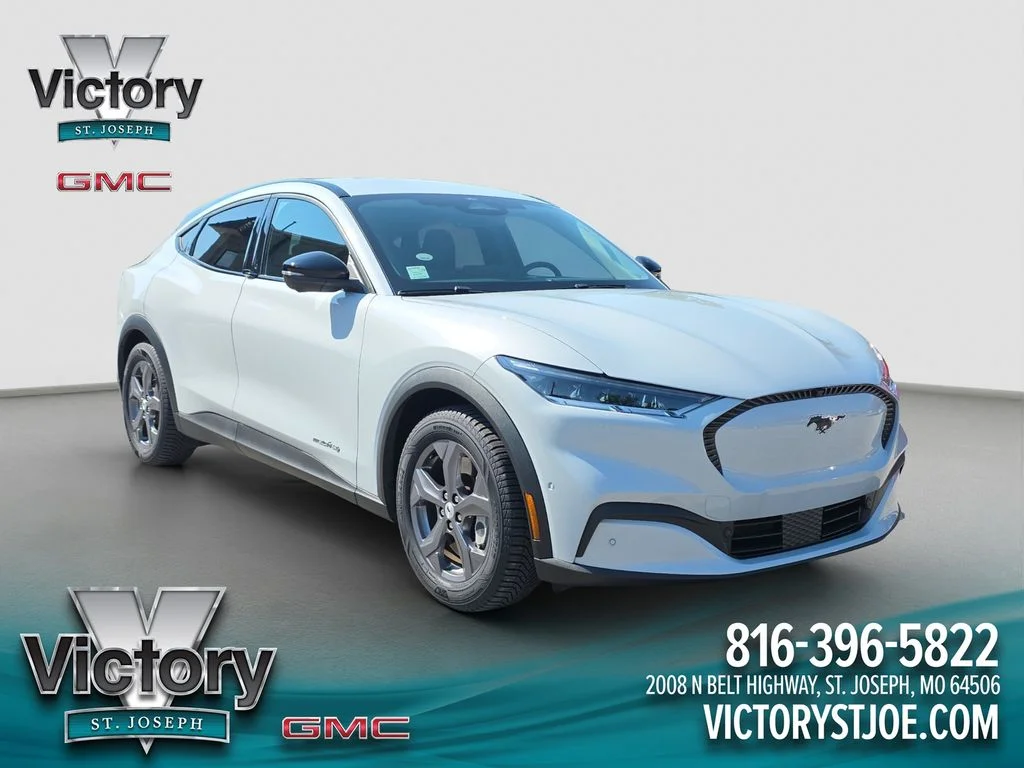 Used 2023 White Ford Select image 1