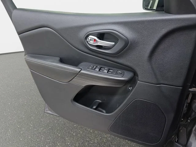 Used 2016 Granite Crystal Metallic Clearcoat Jeep Limited image 27