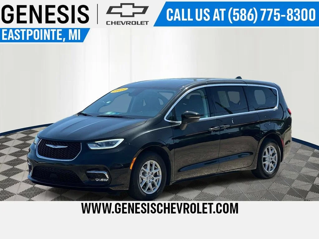 2023 Chrysler Pacifica Touring L's photo