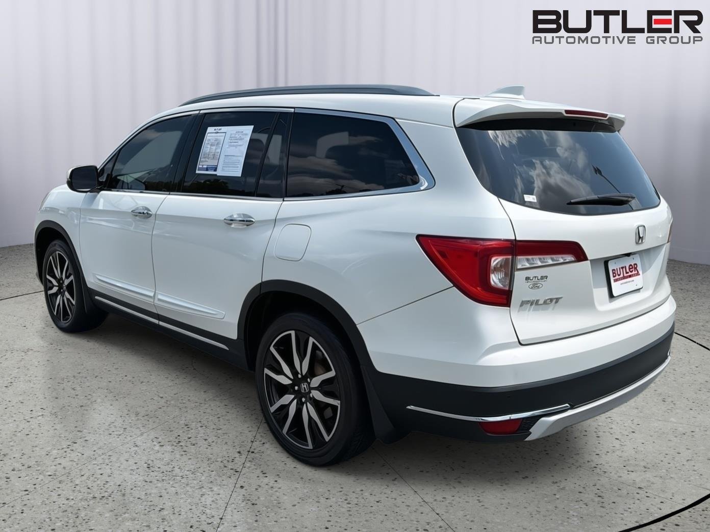 Used 2019 White Diamond Pearl Honda Touring w/Rear Captain
