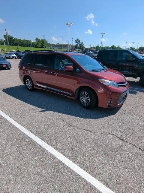 Used 2018 Red Toyota XLE image 9