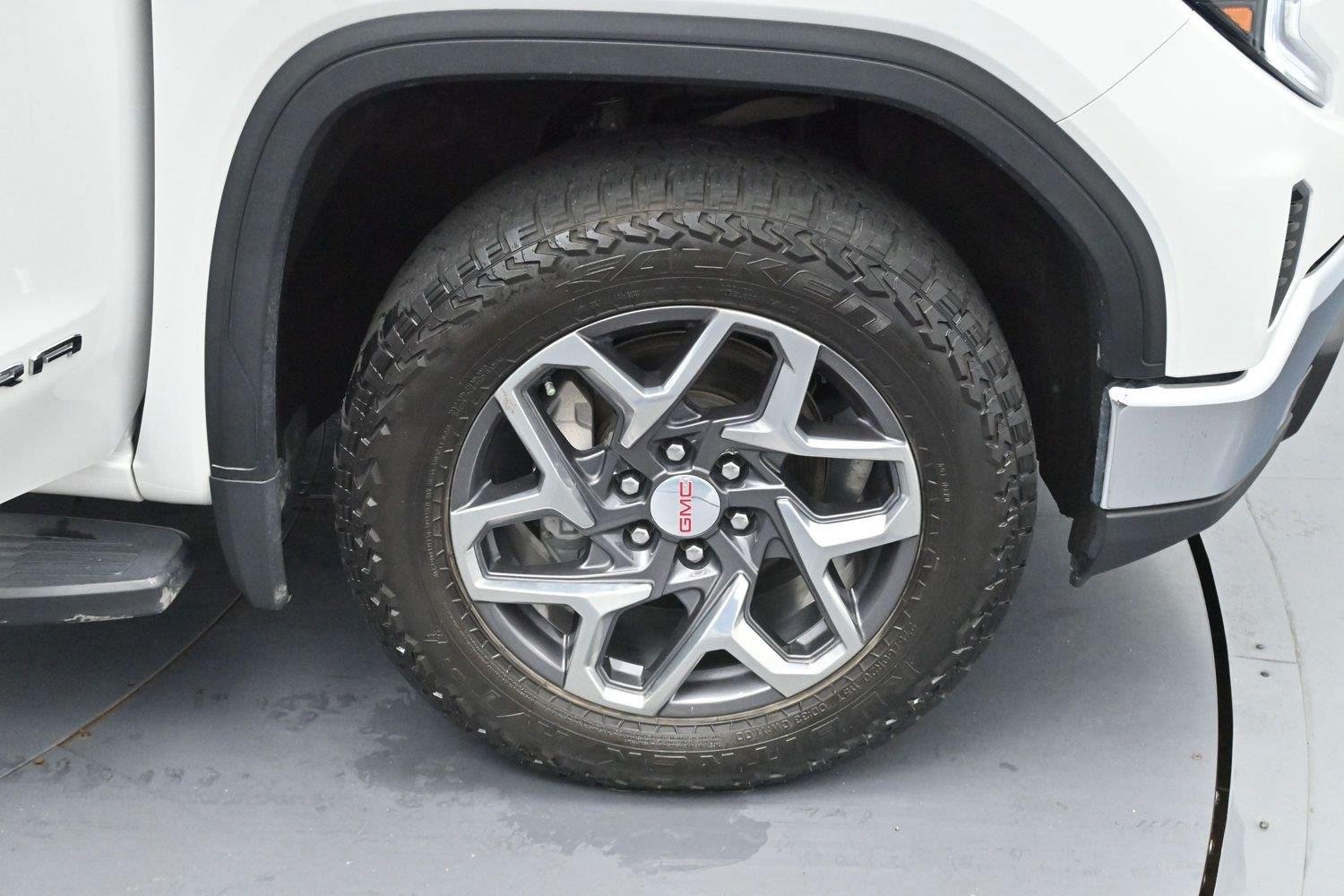 Used 2023 White Frost Tricoat GMC SLT image 37