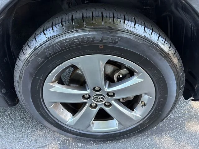 Used 2015 Silver Toyota XLE image 12