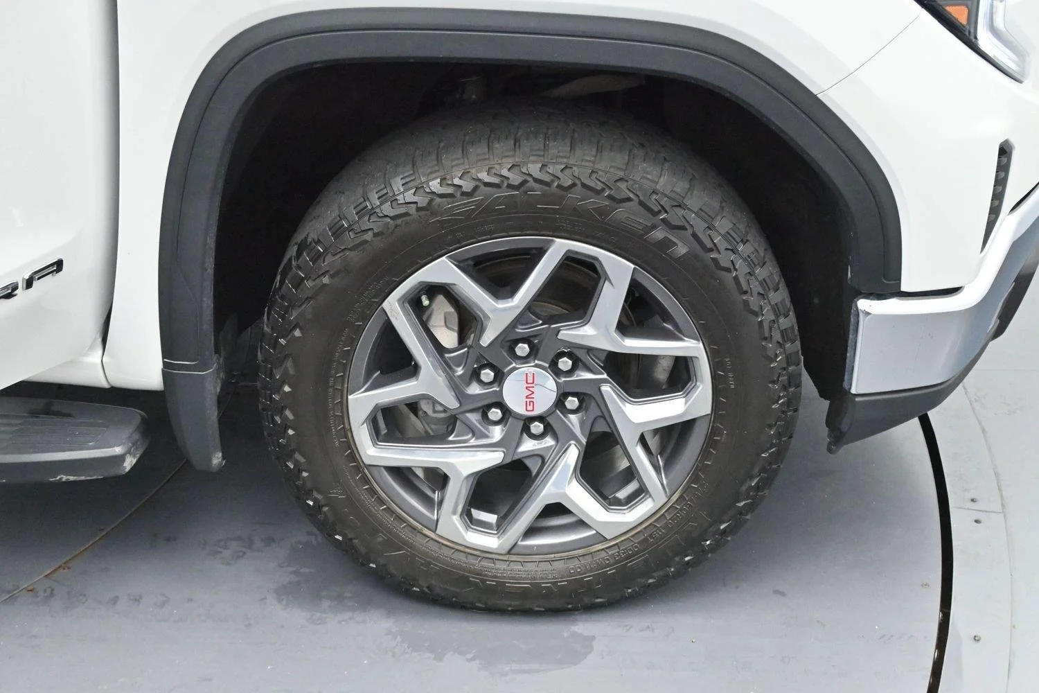 Used 2023 White Frost Tricoat GMC SLT image 37
