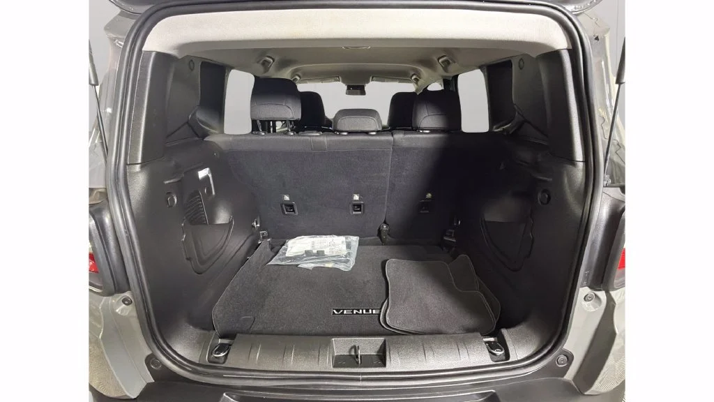 Used 2021  Jeep Latitude image 29