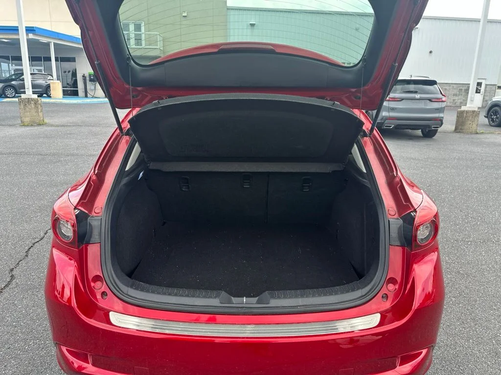 Used 2018 Red Metallic Mazda Grand Touring image 9