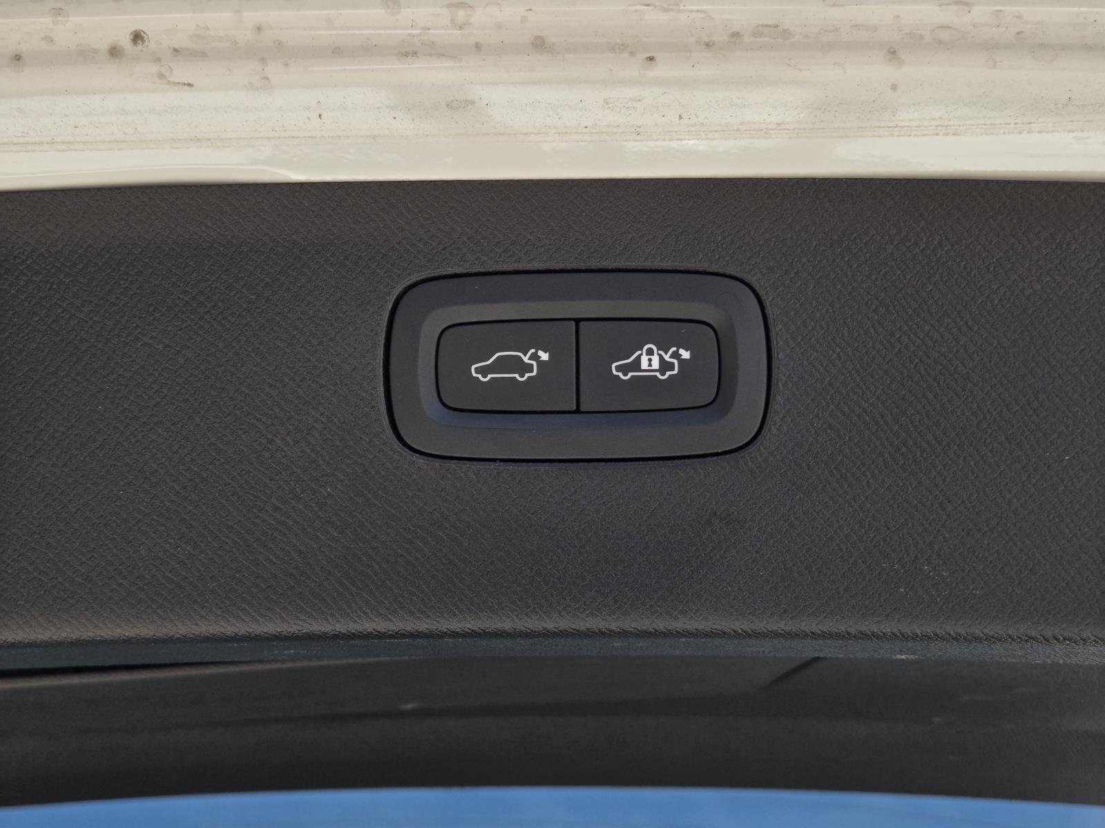 Used 2022 Crystal White Metallic Volvo Momentum image 14