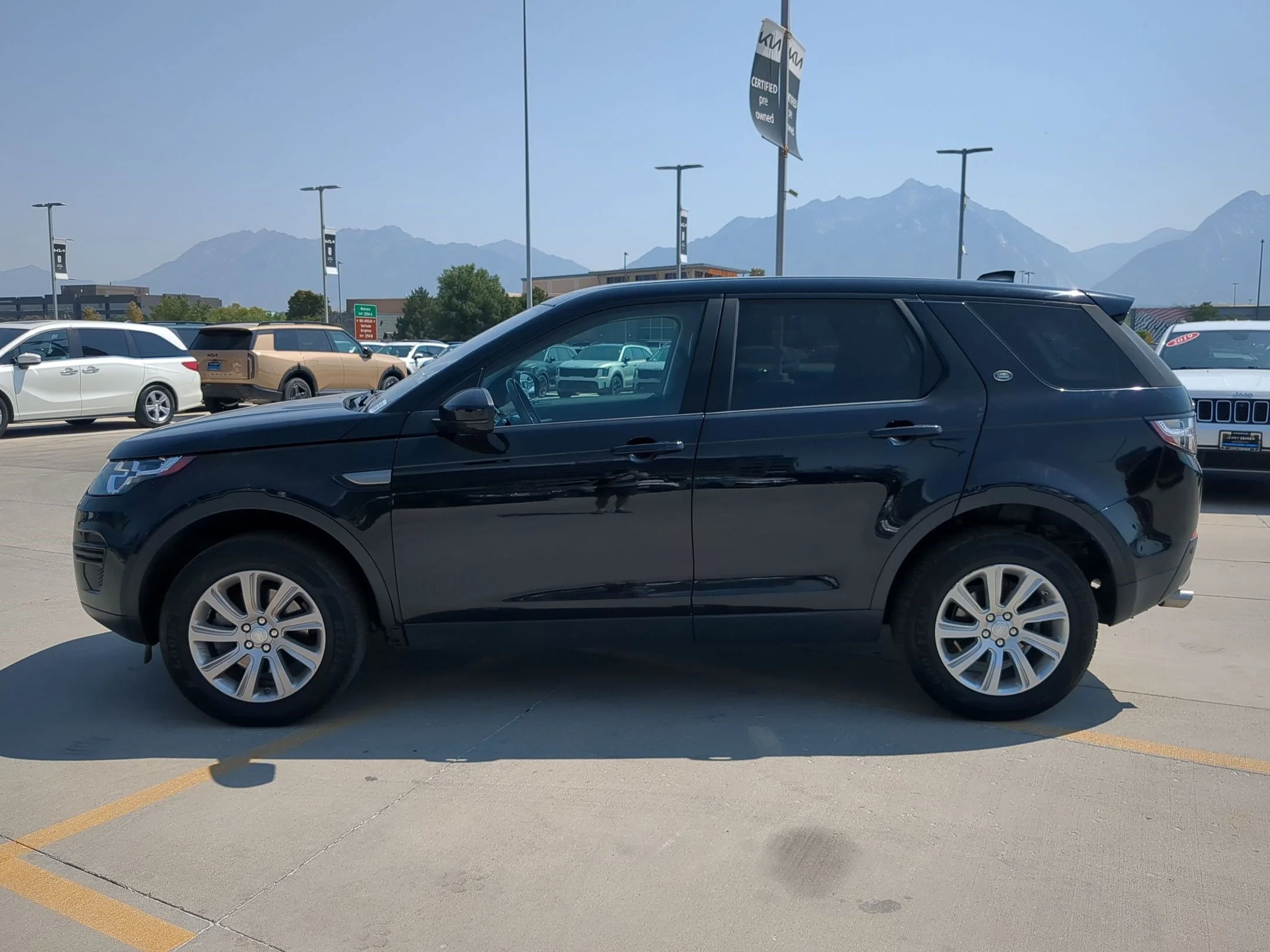 Used 2019 Narvik Black Land Rover SE image 2