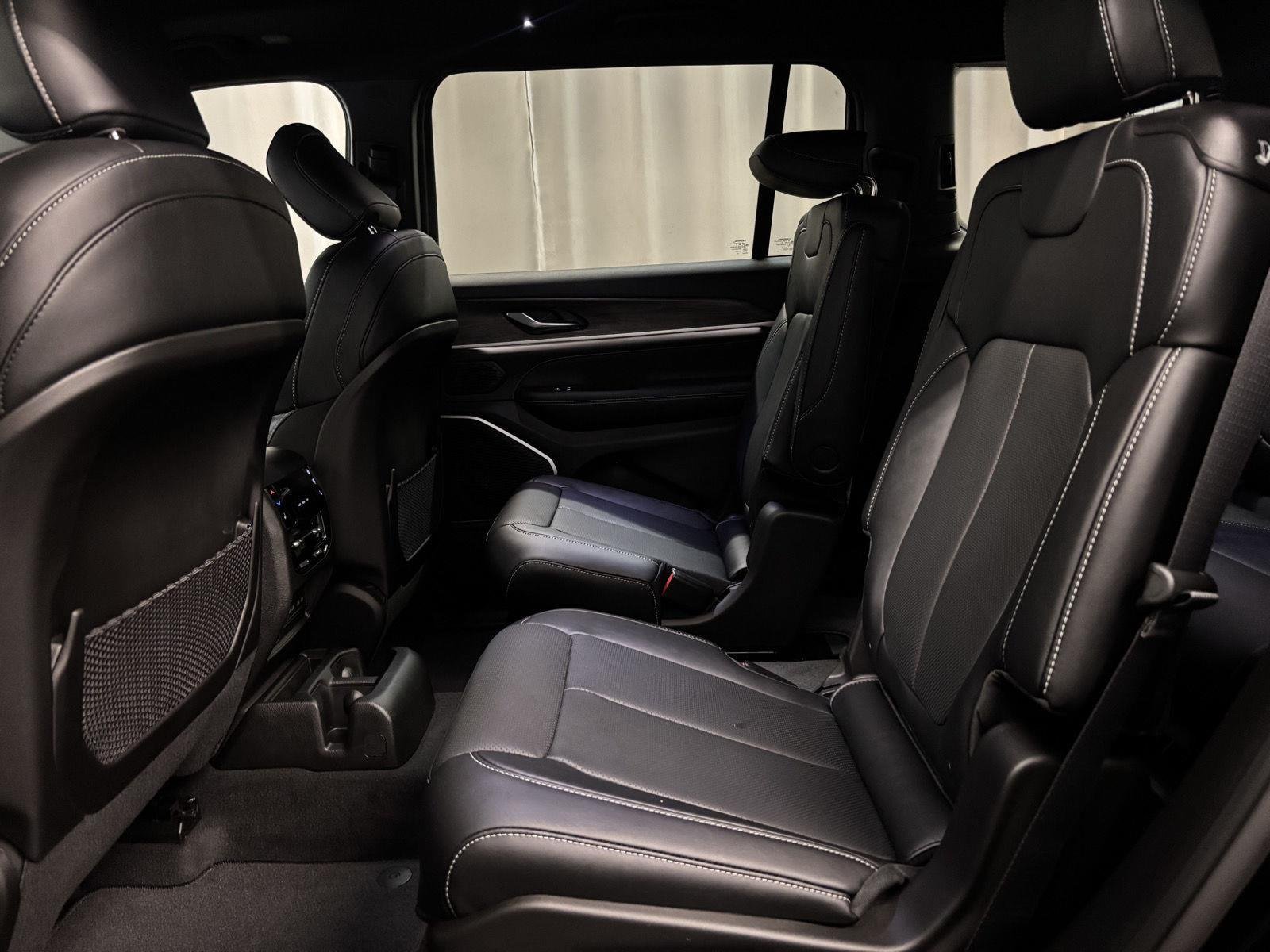 New 2026 Diamond Black Crystal Pearl-Coat Exterior Paint Jeep Limited Reserve image 33