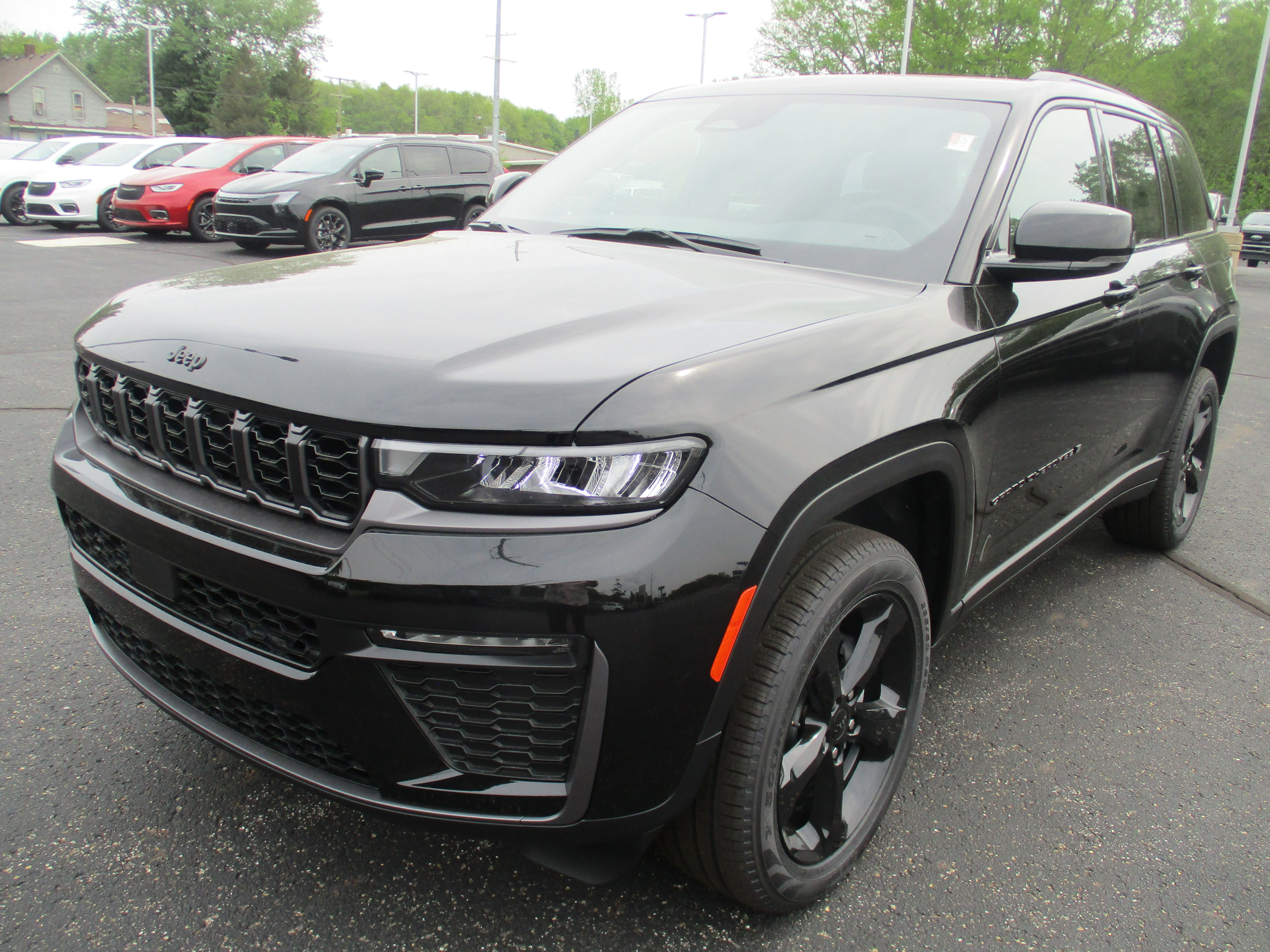 New 2026 Diamond Black Crystal Pearl-Coat Exterior Paint Jeep Limited image 3