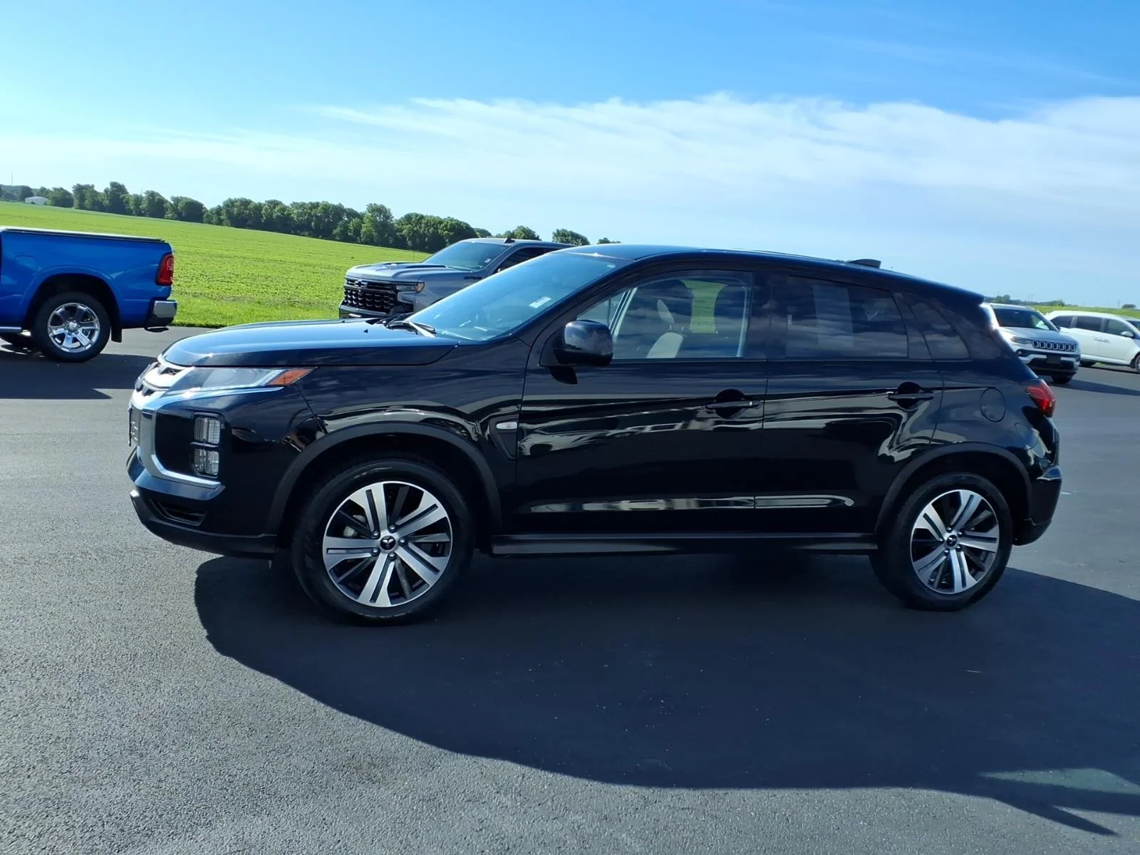 Used 2025 Labrador Black Pearl Mitsubishi ES image 13