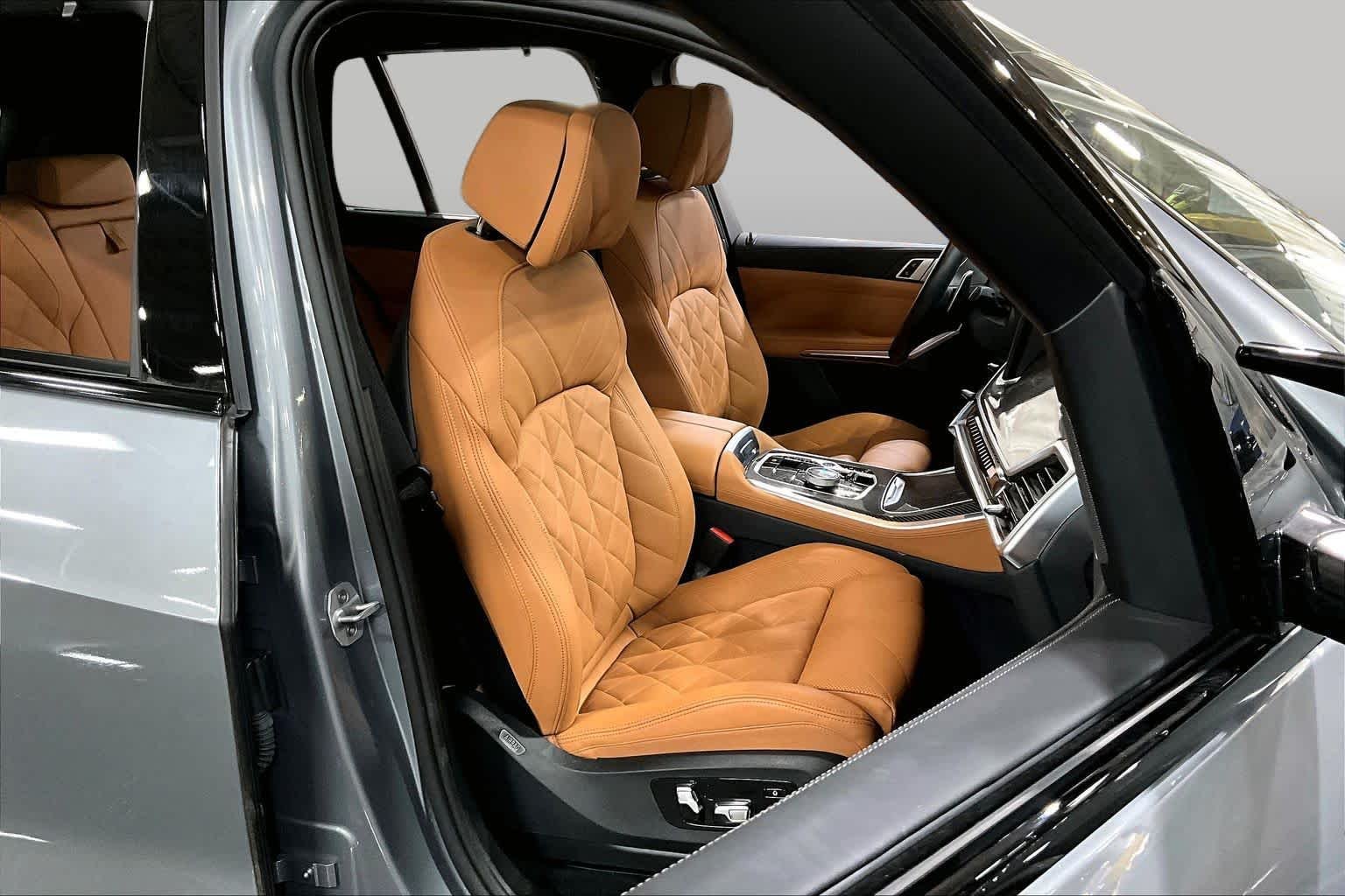 Used 2025 Skyscraper Grey Metallic BMW M60i image 17