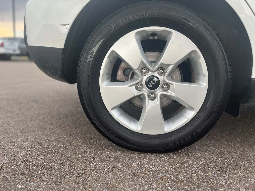 Used 2018 White Kia Base image 6