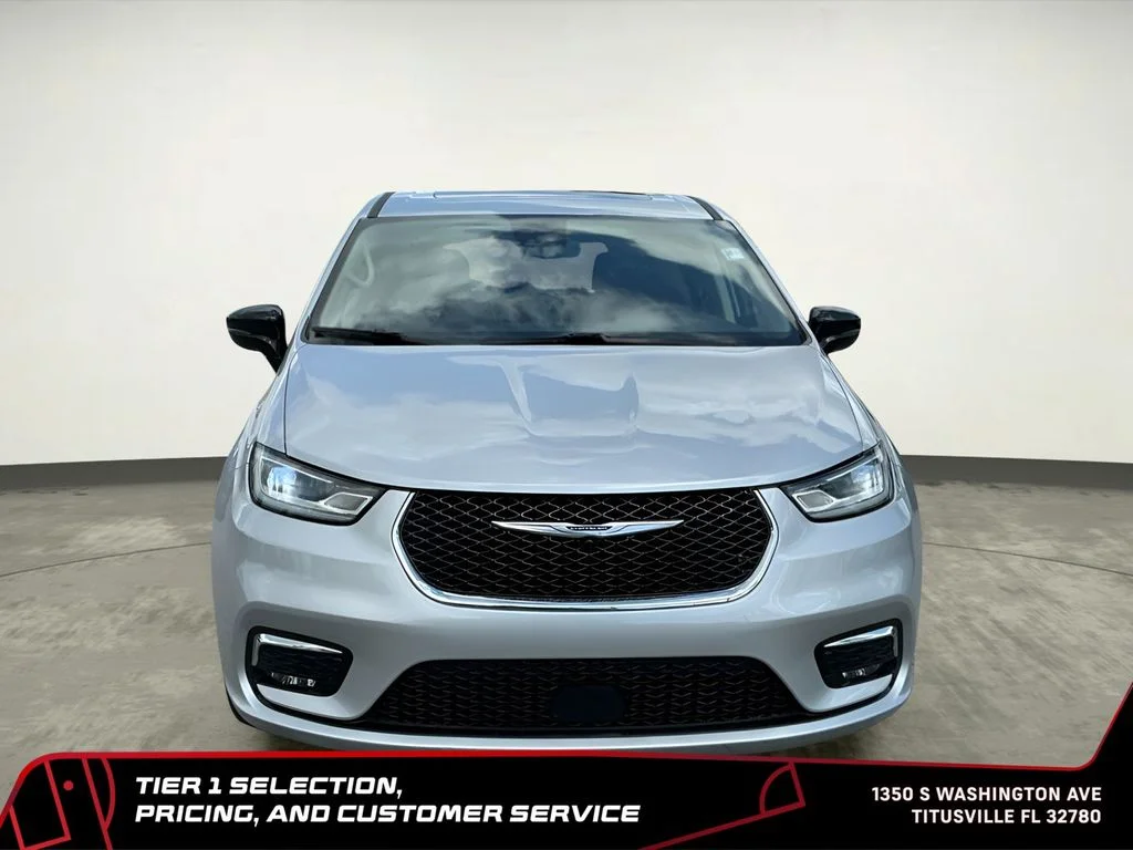 Used 2024 Silver Chrysler Limited image 11