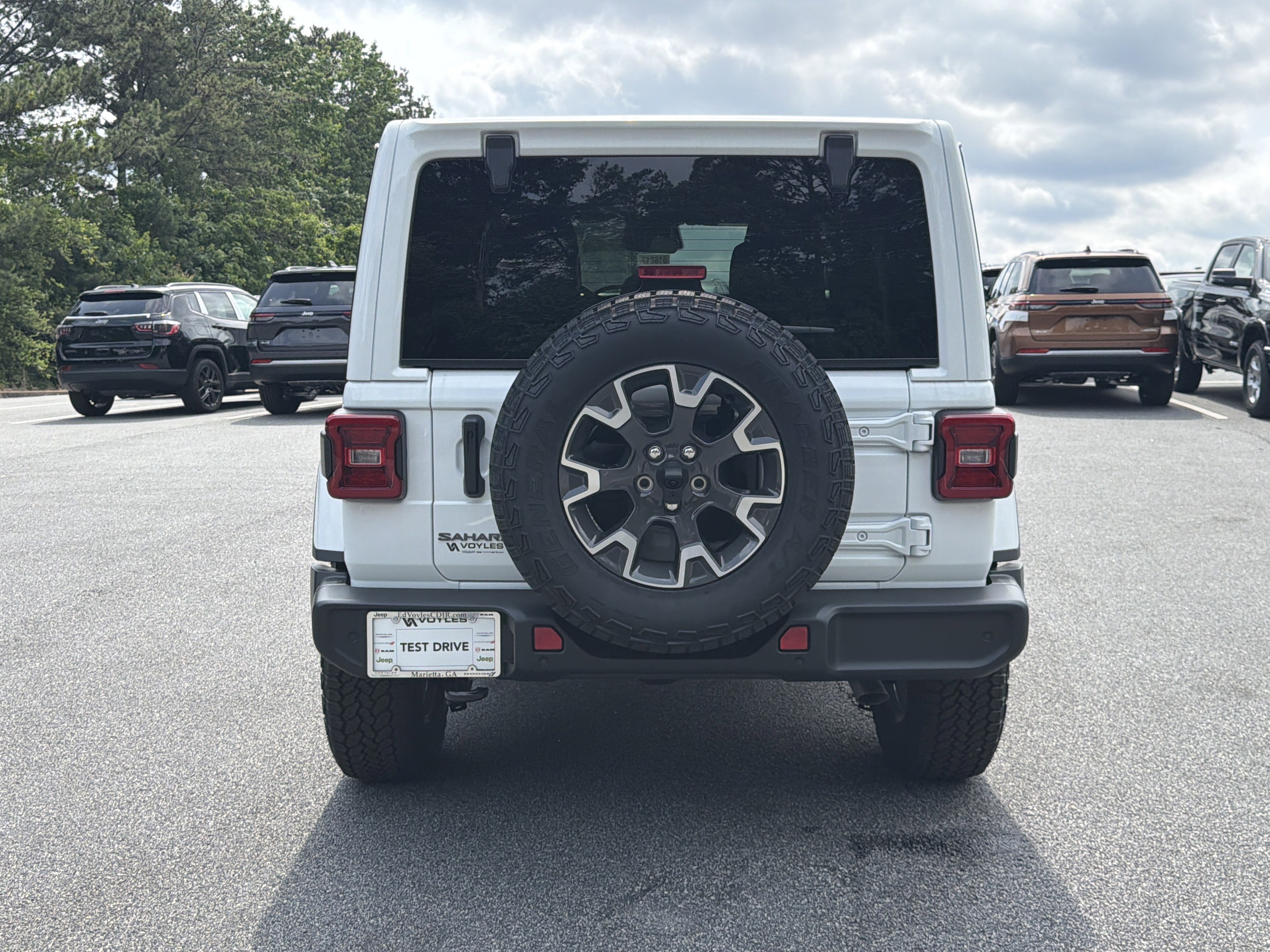 New 2026 Bright White Clear-Coat Exterior Paint Jeep Sahara image 7
