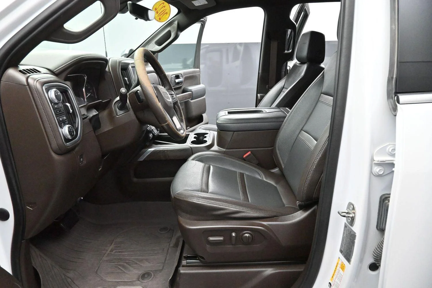 Used 2022 White Frost Tricoat GMC Denali image 21