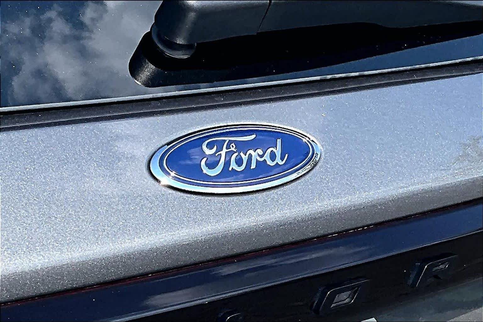 Used 2025 Carbonized Gray Metallic Ford Platinum image 31