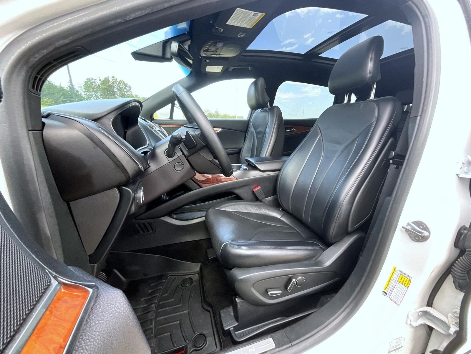Used 2018 White Lincoln Reserve image 11