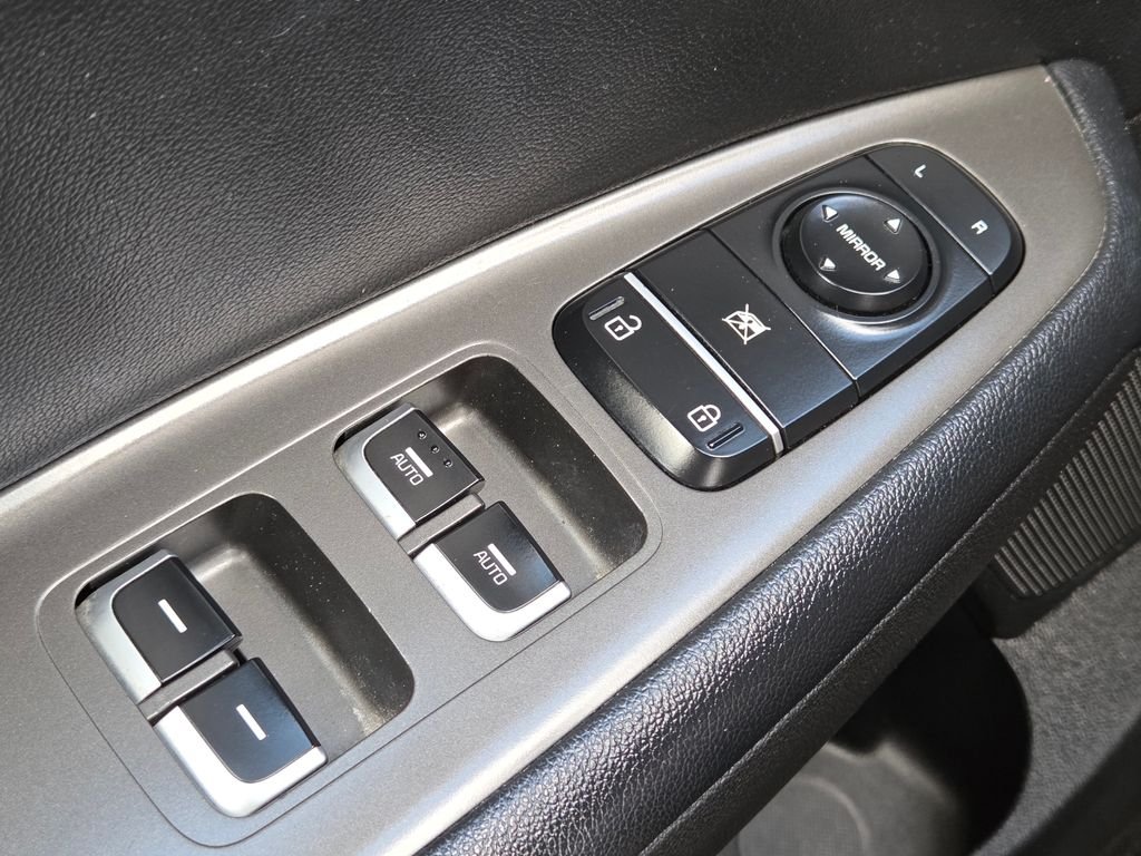 Used 2019 White Kia S image 27