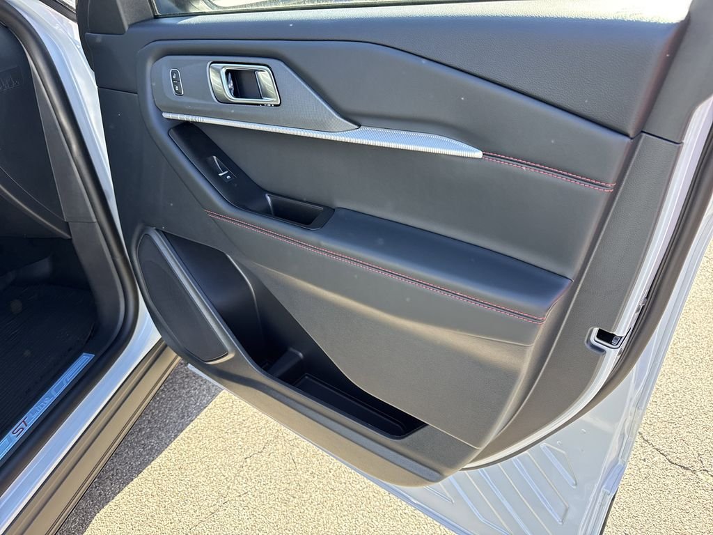 New 2026 Space White Metallic Ford ST-Line image 27