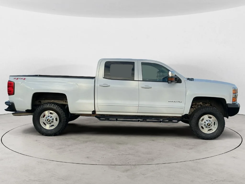 Used 2016 SUMMIT WHITE Chevrolet LT image 7