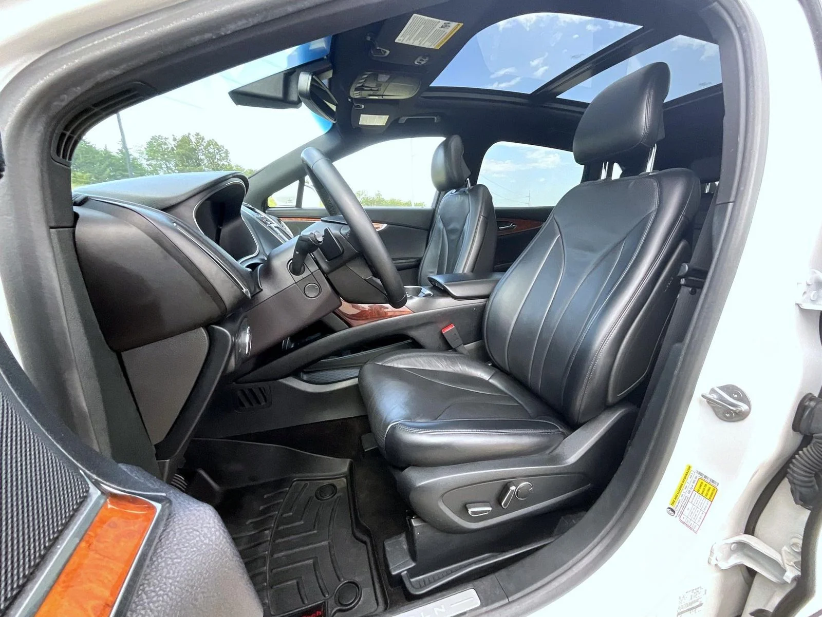 Used 2018 White Lincoln Reserve image 11