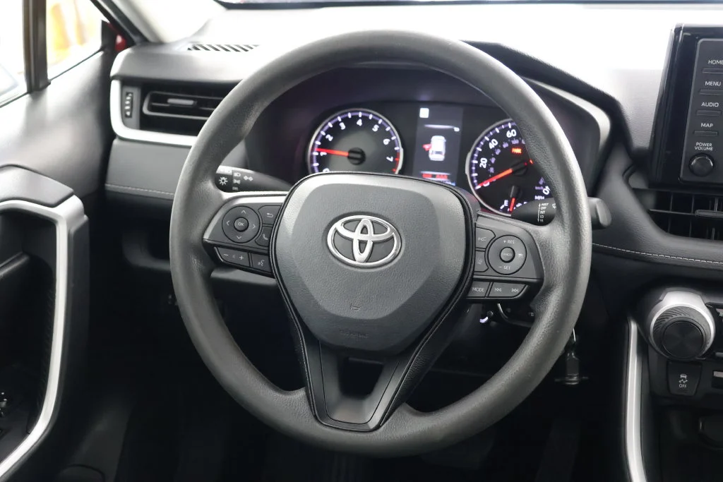 Used 2022 Pearl Toyota LE image 10