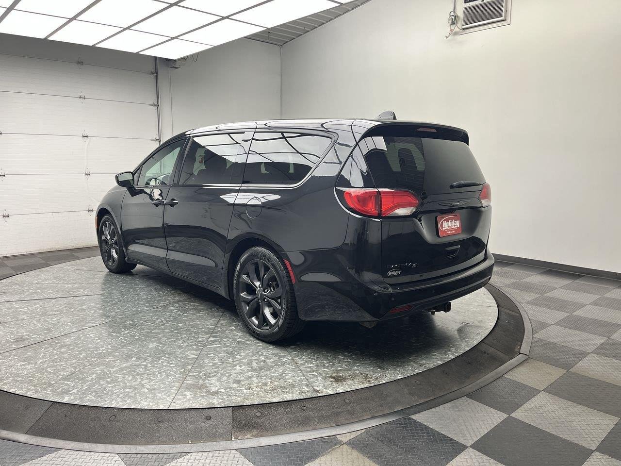 Used 2018 Brilliant Black Crystal Pearlcoat Chrysler Touring Plus image 2