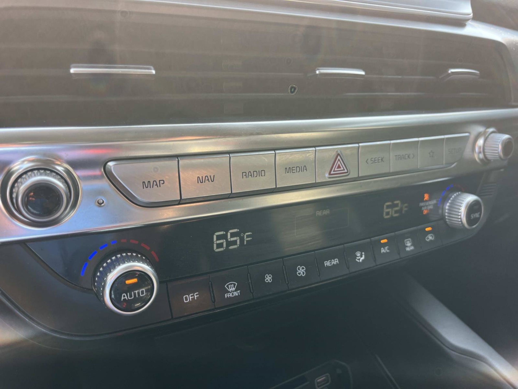 Used 2022 Glacial White Pearl Kia LX image 28