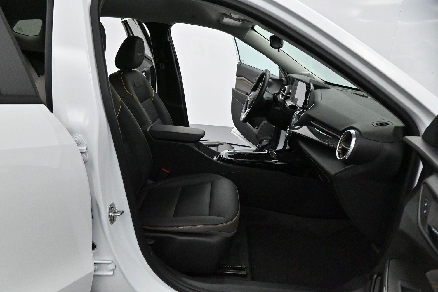 Used 2025 Summit White Chevrolet ACTIV image 28