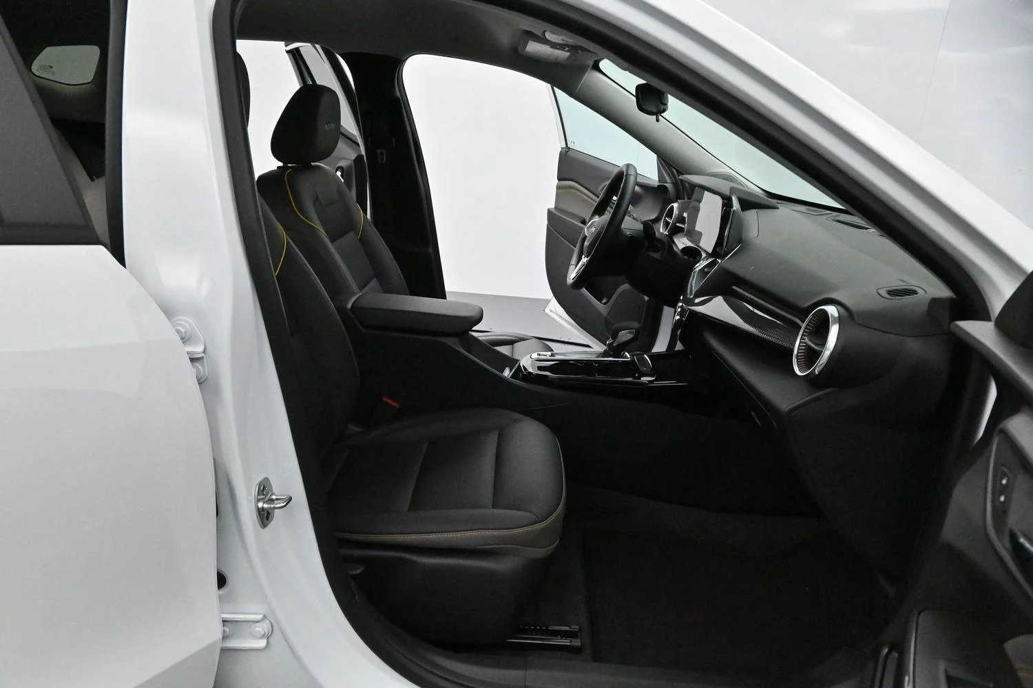 Used 2025 Summit White Chevrolet ACTIV image 28