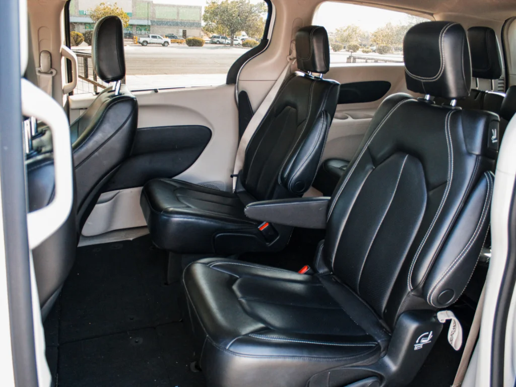 Used 2023 Silver Mist Clearcoat Chrysler Touring L image 24