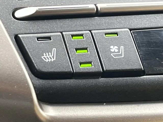 Used 2019 White Lexus 300h image 38
