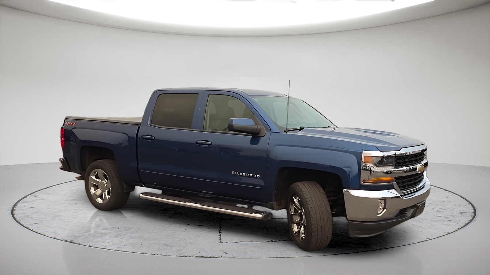 Used 2018 Deep Ocean Blue Chevrolet LT image 4