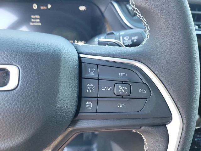 New 2025 Bright White Clear-Coat Exterior Paint Jeep Laredo image 30