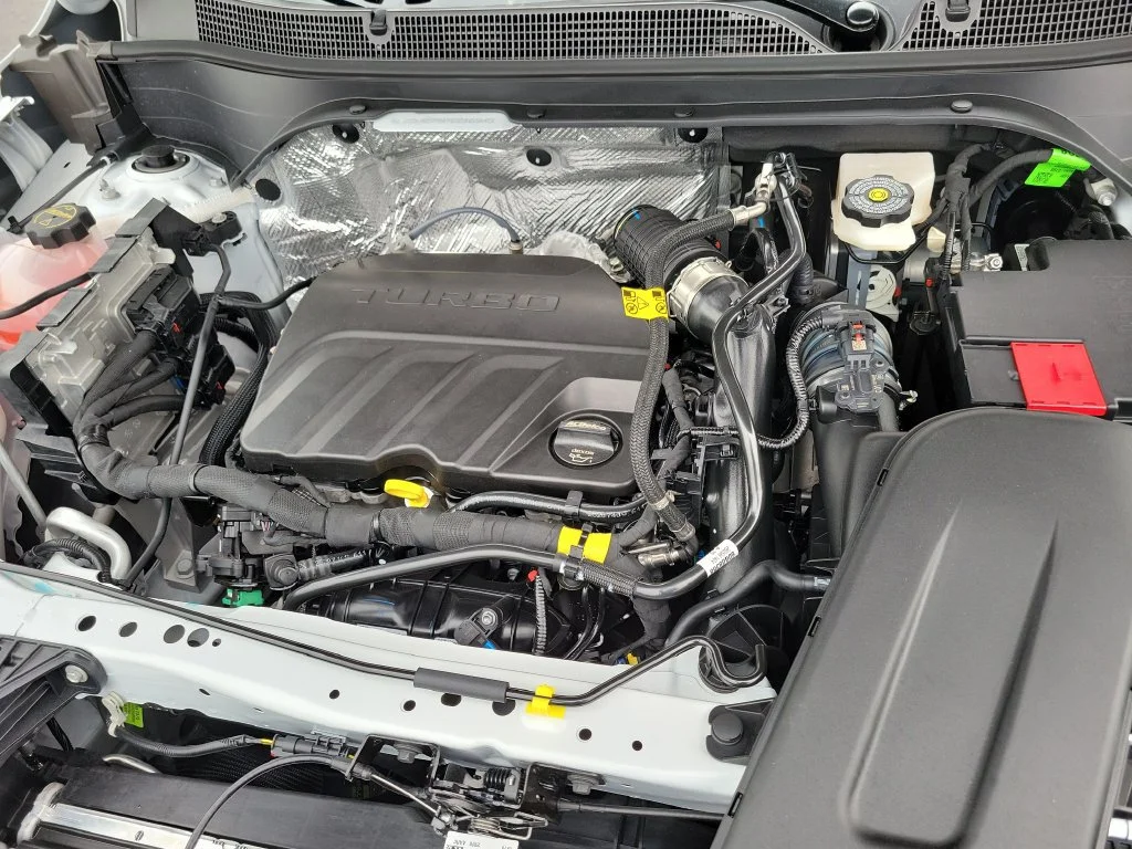 New 2026 Summit White Chevrolet ACTIV image 31