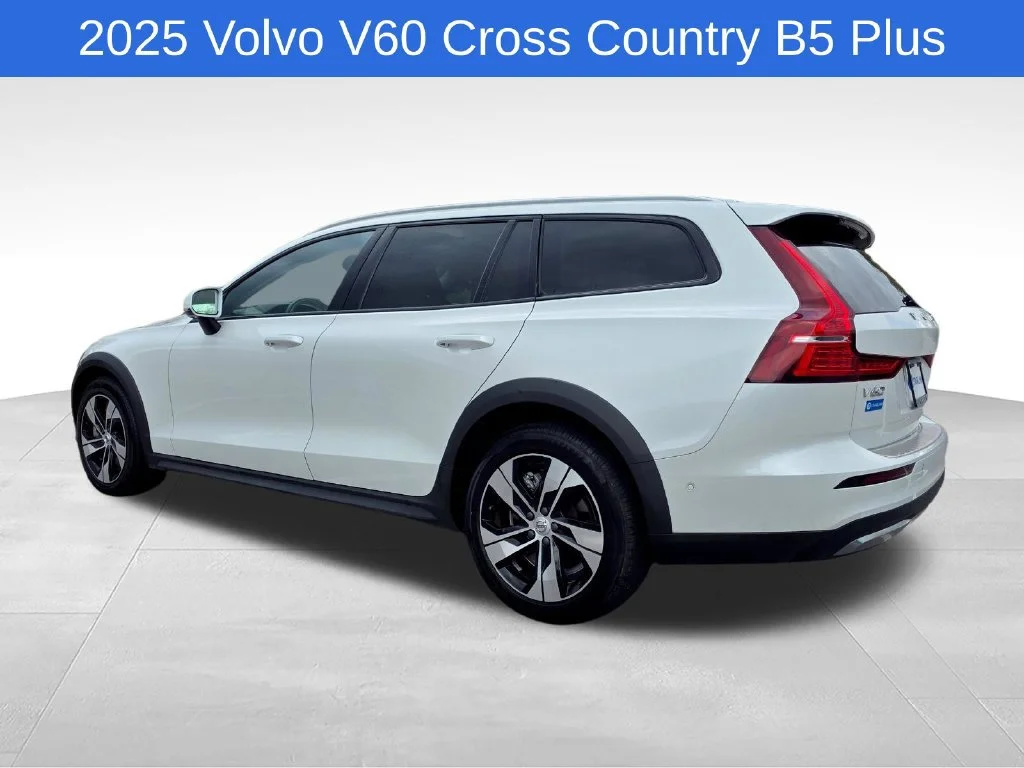 Used 2025  Volvo Plus image 5