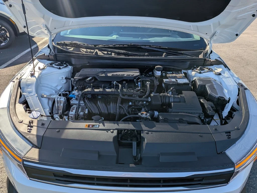 New 2027 Snow White Pearl Kia LXS image 36